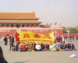 澳洲联合社:法轮功示威者说中国警察折裂了他的手指