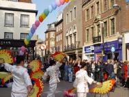 法轮功学员的扇子舞表演吸引民众围观