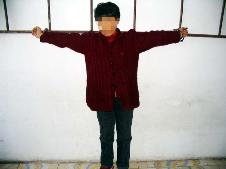 酷刑演示：两臂侧平举长时间罚站