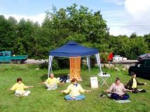 二零零五年八月二十七日，法轮功学员应邀参加爱沙尼亚萨乌艾市健康展览会并展示功法