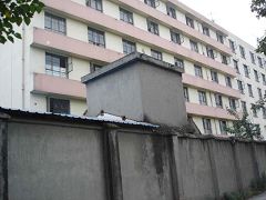 四川省成都市新津蔡湾洗脑班,关押法轮功学员的那幢六层高的楼房窗户上装着铁栅栏。