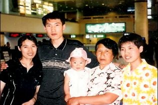 迫害开始前，周金华三代之家的幸福合影