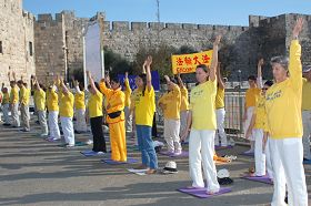 二零零九年十二月，以色列法轮功学员在法会期间炼功