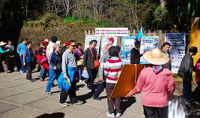 大批大陆游客涌进退<span