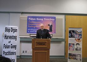 '律师克来夫.安世立（Clive.Ansley）在回答记者提问。'