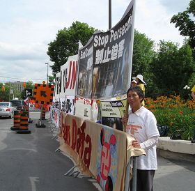 '守着横幅的周女士，一个上午劝三<span