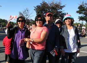 '来自菲律宾的艾米(Amy,右一)感谢天国乐团的演奏'