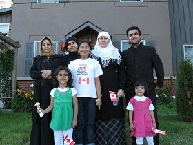 '来自东欧的哈麦德(Khamid,右一)一家感谢天国乐团带来这么好的国庆礼物'