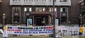 波兰法轮功学员在中使馆门前举行反迫害活动