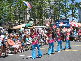 大费城明慧中文学校学生表演的莲花舞受到欢迎