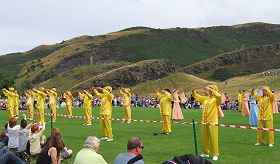 法轮功学员们展示法轮功功法,几个小孩跟着学。