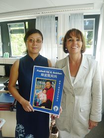 奥芬巴赫女市长比尔吉特•西蒙在市长办公室会见法轮功学员徐安兰,听其讲述母亲季桂珍在中国遭迫害的经历