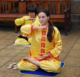 二零一零年爱丁堡国际艺术节期间,法轮功学员在闹市街头炼功
