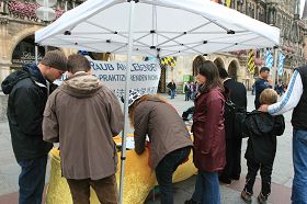 人们竞相签名，谴责中共邪<span