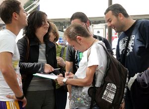 民众签名声援三<span