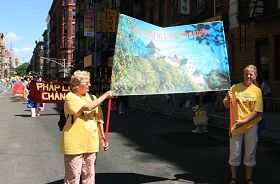 来自列支敦士登的乌苏拉(左)表示永远不会放弃真善忍