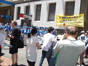 图:活动期间,吸引不少路人驻足了解真相,有的拍下历史镜头。