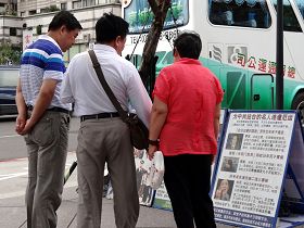 来自沈阳的老先生（中）听完真相且三<span