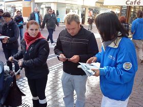 法轮功学员向民众讲真相与征签