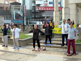 八十一岁的吴女士（中）正在炼功