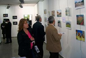 '参观者聚精会神地观看真相图片'