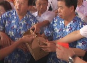 黄华华（右一）接到诉状后惊慌失措（撷取自新<span