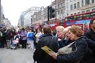 人们阅读真相资料，了解更多法轮功真相。