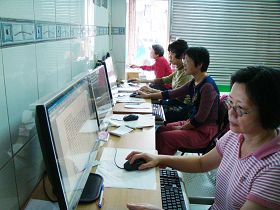 '陈女士(前数第三位)和几位学员每周五天在一起讲真相'