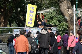 在澳门大三巴景点上,不少游客在观看图片了解真相