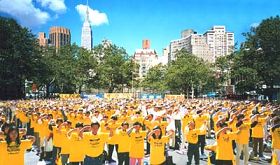 在联合国千僖年高峰会议期间,来自世界各地的约2000名法轮功学员在中国驻联合国使团驻地前炼功请愿,要求停止迫害法轮功。