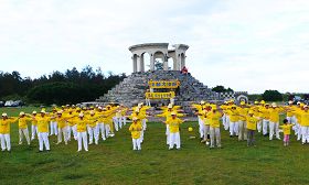 台东海滨公园集体炼功,传递法轮大法的美好。