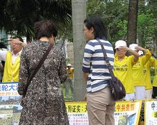 林庭瑛（右）与游客讲真相，最后这位妇人以化名做了三<span