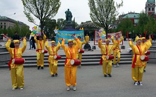 法轮功学员在表演腰鼓