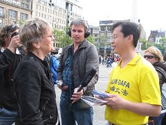 媒体拍摄法轮功学员向民众讲真相的过程