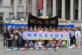 英国法轮功学员合影，恭祝师尊李洪志先生六十华诞