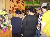 在健康博览会上，前来参观法轮功展位的人们络绎不绝