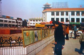 1999年7月20日前,群众正在观看装在镜框中的大幅弘法图片