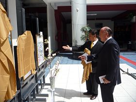 秘鲁理工大学校长恩里克•贝多亚先生(右)观赏画作