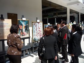 开幕式上,来宾们欣赏真善忍美展画作