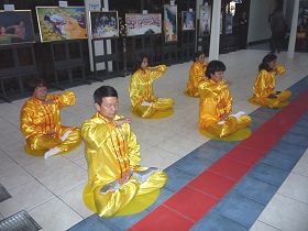 真善忍美展期间,法轮功学员为秘鲁理工大学师生演示功法