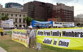 法轮功学员在国会山呼吁外长访华期间，公开提出法轮功学员受迫害的问题，并要求中国政府释放被非法关押的法轮功学员。