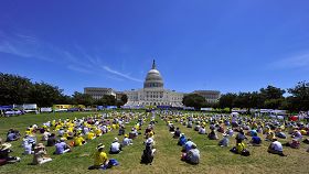 美国国会山前，“停止迫害法轮功，解体中共邪<span