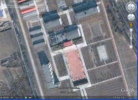 二零零五年一月,注意左侧三排房整齐的原貌