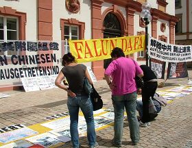 '德国拜罗伊特市中心步行街上，人们驻足了解法轮功真相和中国的三<span