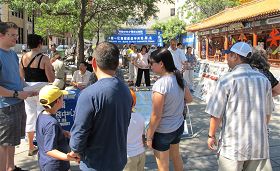 蒙特利尔唐人街中山公园里，民众关注一亿中国人三<span