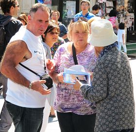 蒙特利尔唐人街中山公园里，民众关注一亿中国人三<span