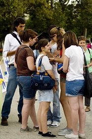 明白真相的游客纷纷签名，支持三<span