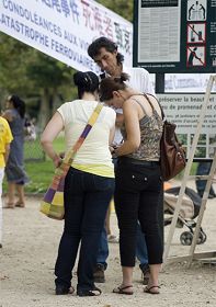 明白真相的游客纷纷签名，支持三<span