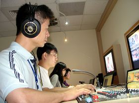 阿亮（前一）在新<span