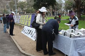 人们驻足了解详情，签名声援“三<span